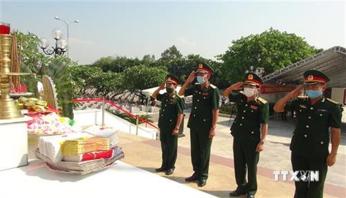 广平省为26具在老挝牺牲的越南烈士遗骸举行迎接和安葬仪式