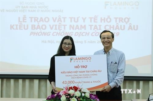 越南国内组织和个人向旅居欧洲越南人赠送疫情防控所需医疗物资