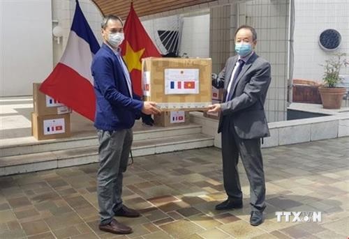 越南向法国各团体组织赠送1.5万只医用口罩