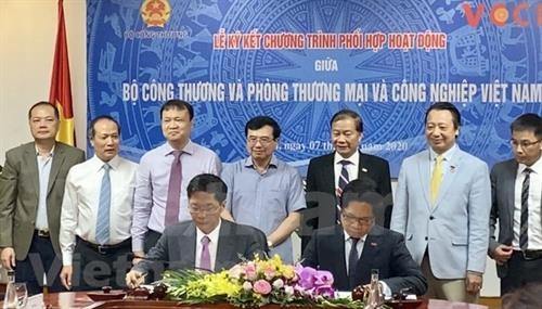 越南工贸部与越南工商会加强合作促进出口市场的互联互通