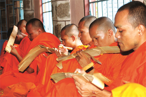 Hòa thượng Chau Ty truyền dạy cách viết kinh trên lá
