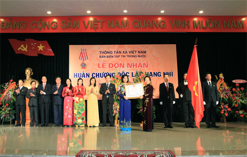 Phó Chủ tịch nước Nguyễn Thị Doan trao Huân chương Độc lập hạng Nhì cho Ban Biên tập Tin trong nước, Thông tấn xã Việt Nam