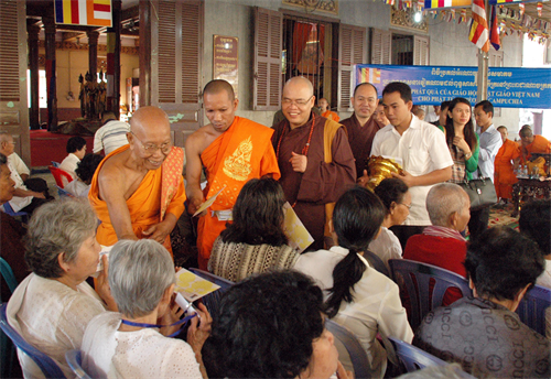 Trao quà từ thiện cho Phật tử Việt kiều và người nghèo Campuchia