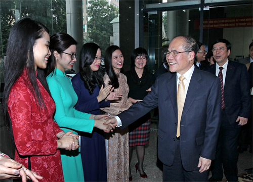 Chủ tịch Quốc hội Nguyễn Sinh Hùng thăm, chúc Tết cán bộ, phóng viên Đài Truyền hình Việt Nam, Đài Tiếng nói Việt Nam
