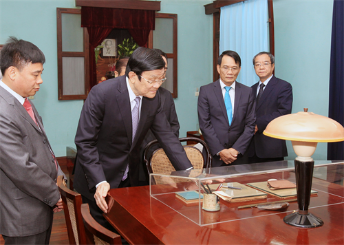 Chủ tịch nước Trương Tấn Sang dâng hương tưởng nhớ Chủ tịch Hồ Chí Minh tại Nhà 67