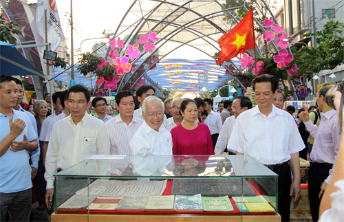 Thủ tướng Nguyễn Tấn Dũng thăm Đường hoa Thành phố Hồ Chí Minh 2015