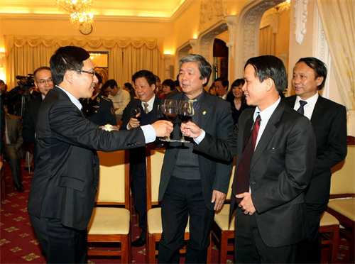 Phó Thủ tướng, Bộ trưởng Ngoại giao Phạm Bình Minh gặp gỡ báo chí nhân dịp năm mới 2015