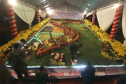 Bản đồ Việt Nam được làm bằng các loại trái cây xác lập kỷ lục lớn nhất Việt Nam