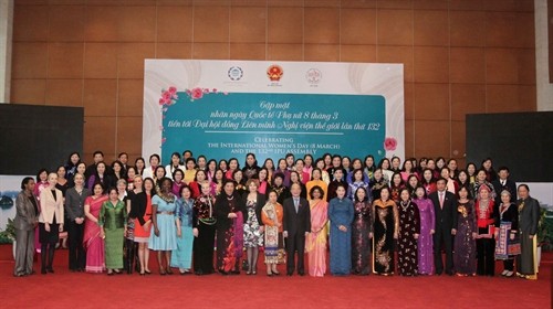 Chủ tịch Quốc hội Nguyễn Sinh Hùng gặp mặt các nữ nghị sĩ, lãnh đạo nữ