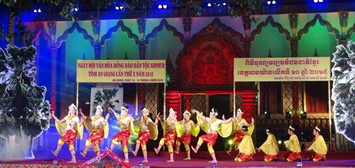 Khai mạc Ngày hội văn hóa, thể thao và du lịch dân tộc Khmer năm 2015
