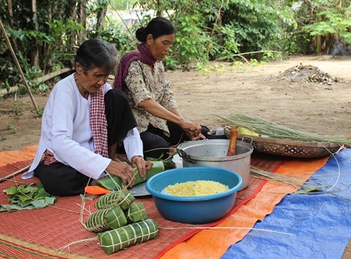 Gói bánh Tét trong Tết truyền thống Chol Chnam Thmay của đồng bào Khmer Nam bộ