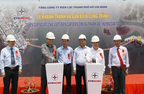 Người dân xã đảo Thạnh An, huyện Cần Giờ (TP Hồ Chí Minh) đã đươc sử dụng điện lưới quốc gia.