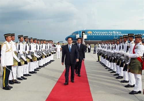 Thủ tướng Nguyễn Tấn Dũng tới thủ đô Kuala Lumpur bắt đầu các hoạt động tham dự Hội nghị Cấp cao ASEAN lần thứ 26