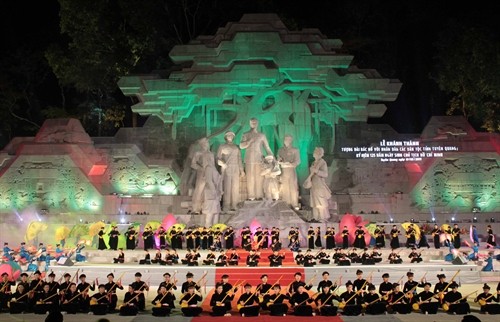 Khánh thành tượng đài “Bác Hồ với nhân dân các dân tộc tỉnh Tuyên Quang”