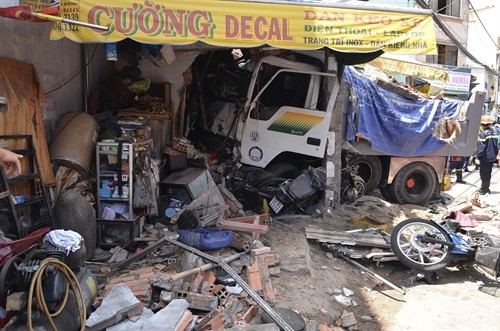 Xe tải lao vào nhà dân ở Thành phố Hồ Chí Minh: hai nạn nhân tử vong