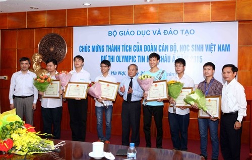 Trao thưởng cho học sinh Việt Nam dự thi Olympic Tin học châu Á năm 2015