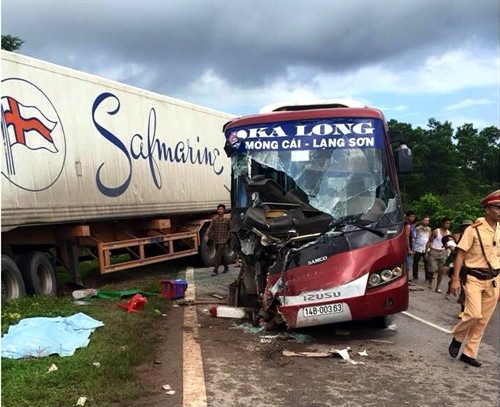 Quảng Ninh: Xe khách va chạm xe container làm 6 người thương vong