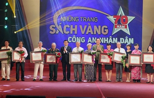 Chủ tịch nước Trương Tấn Sang dự đêm giao lưu, trao giải “Những trang sách vàng 70 năm Công an nhân dân" 