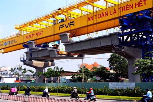 Lắp đặt dầm cầu đầu tiên tuyến Metro số 1 Thành phố Hồ Chí Minh