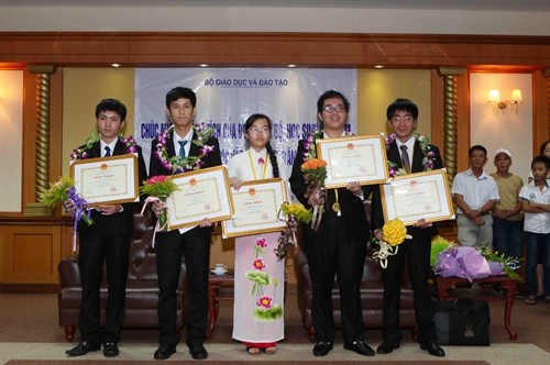 Lễ đón và trao tặng Bằng khen cho đoàn học sinh Việt Nam tham dự kỳ thi Olympic Vật lí quốc tế 2015