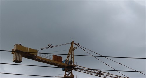 Đồng Nai: Nỗ lực giải cứu một thanh niên cố thủ trên trục cần cẩu cao 40 mét