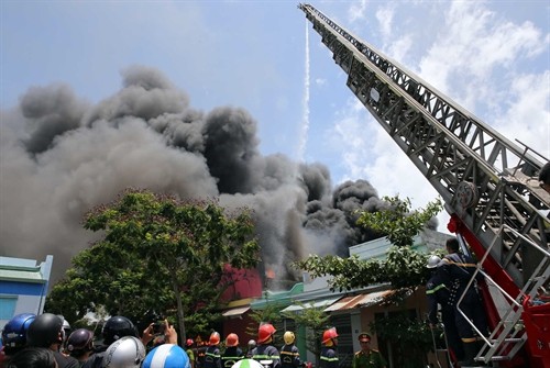 Cháy lớn tại công ty kinh doanh sơn trên địa bàn quận Liên Chiểu - Đà Nẵng