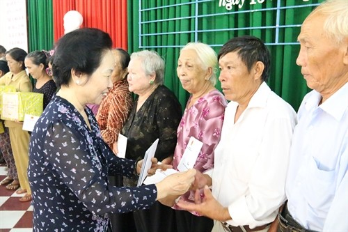 Phó Chủ tịch nước Nguyễn Thị Doan thăm và tặng quà gia đình chính sách ở huyện đảo Phú Quốc