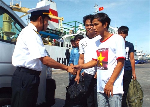 Đưa về đất liền an toàn 11 ngư dân tỉnh Bình Định bị nạn ở vùng biển Trường Sa 
