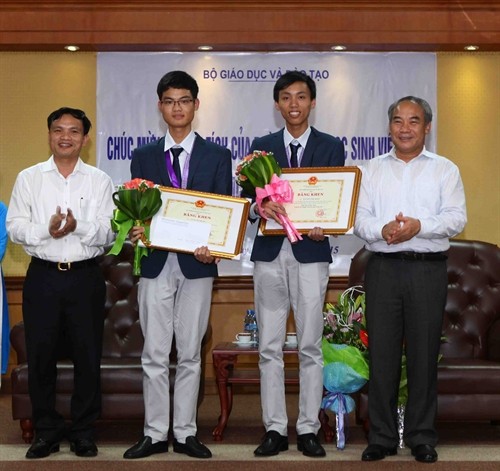 Lễ đón và trao Bằng khen cho đoàn học sinh Việt Nam tham dự kỳ thi Olympic Toán học quốc tế 2015