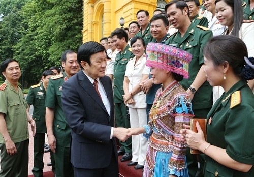 Chủ tịch nước Trương Tấn Sang gặp mặt đoàn đại biểu công đoàn Công an nhân dân và Quân đội nhân dân