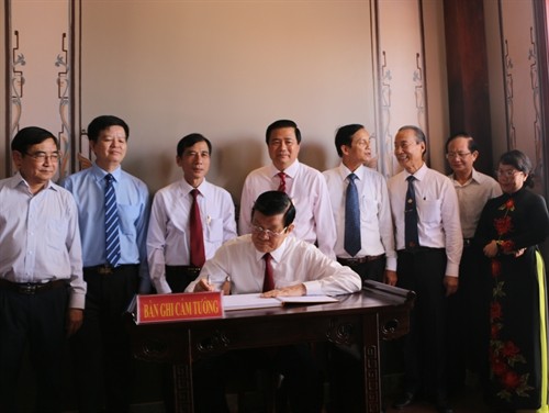 Chủ tịch nước Trương Tấn Sang dâng hương tại Khu lưu niệm Luật sư Nguyễn Hữu Thọ ở Long An