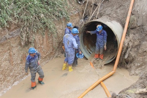 Đường ống dẫn nước sông Đà tiếp tục bị vỡ