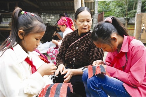 Người có công khôi phục nghề dệt lanh truyền thống