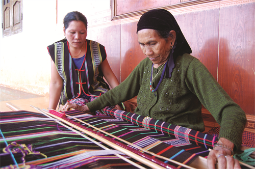 Khôi phục nghề dệt thổ cẩm của người M'Nông