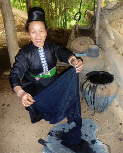 Công phu nghề nhuộm vải chàm của đồng bào Thái