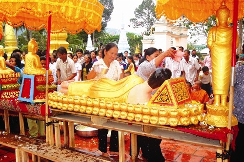 Lễ tắm Phật của đồng bào Khmer