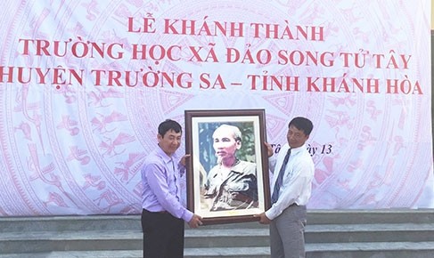 Đoàn công tác Văn phòng Chính phủ thăm, tặng quà quân dân huyện đảo Trường Sa