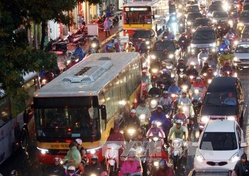 Đường phố Hà Nội ùn tắc vì mưa bão