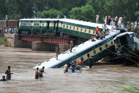 Pakistan: Tàu hỏa rơi xuống kênh đào,12 người thiệt mạng