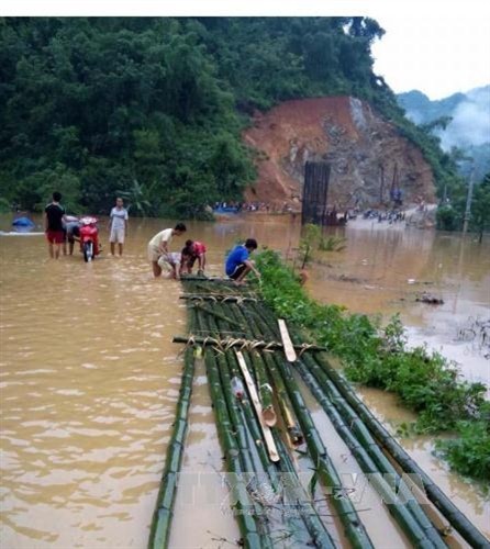 Gần 1.700 người dân ở Thanh Hóa bị cô lập do nước lũ