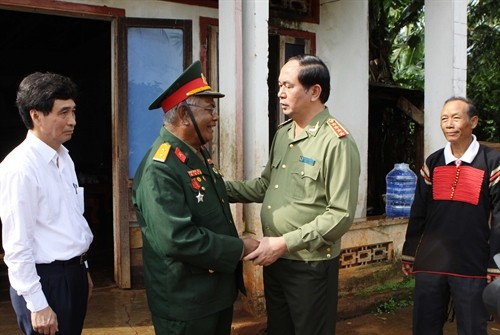 Bộ trưởng Trần Đại Quang thăm, tặng quà thương bệnh binh, thân nhân liệt sỹ tại Đắk Lắk 