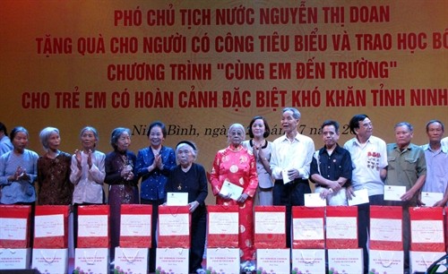 Phó Chủ tịch nước Nguyễn Thị Doan thăm, tặng quà người có công, trẻ em khó khăn tỉnh Ninh Bình 