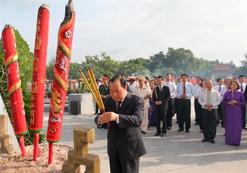 Lãnh đạo Thành phố Hồ Chí Minh dâng hương tưởng niệm các Anh hùng liệt sỹ 
