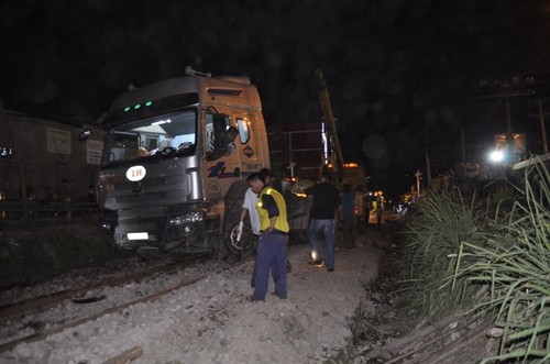 Thừa Thiên-Huế: Đường sắt Bắc-Nam ách tắc nhiều giờ do tàu hỏa đâm xe đầu kéo
