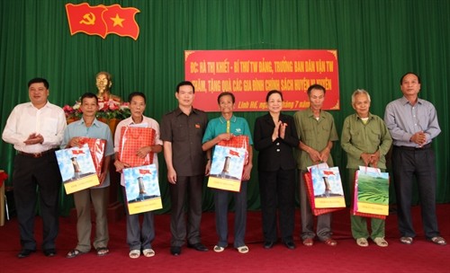 Đồng chí Hà Thị Khiết thăm, tặng quà các gia đình chính sách tại Hà Giang