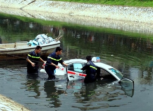 Hà Nội: Hơn 2 giờ giải cứu chiếc Taxi Group "tắm" sông Tô Lịch