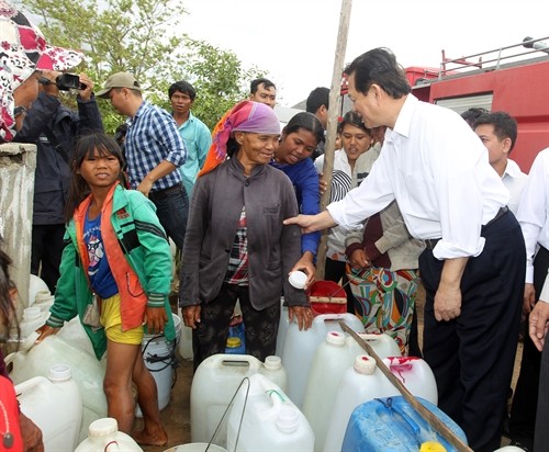 Thủ tướng Nguyễn Tấn Dũng thị sát công tác chống hạn tại Ninh Thuận