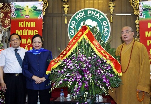 Bà Hà Thị Khiết chúc mừng Giáo hội Phật giáo Việt Nam mùa Phật đản 2015