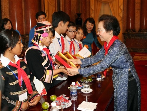 Phó Chủ tịch nước Nguyễn Thị Doan gặp mặt, động viên trẻ em hoàn cảnh khó khăn