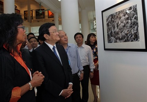 Chủ tịch nước Trương Tấn Sang tham quan Triển lãm ảnh “Việt Nam - Cuộc chiến tranh qua ảnh”